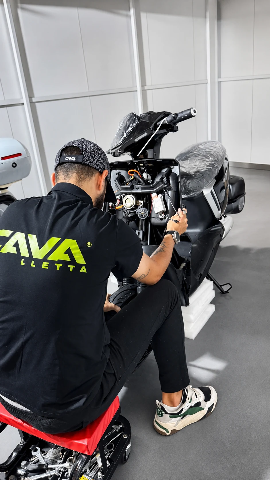 Técnico Cavalletta verificando conexões elétricas dianteiras
